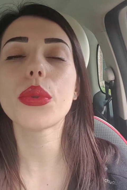 Petra cantik merokok di mobilnya