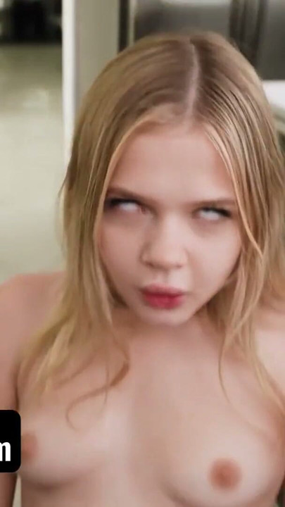 Sis loves me - rubiecita traviesa engaña a su hermanastro y le muestra lo flexible que es | Clip 2