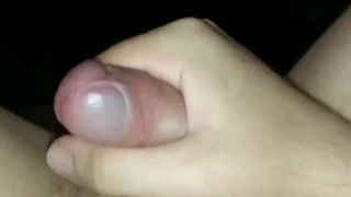 Cara dedos e esperma. Solo masturbação com lã no anal