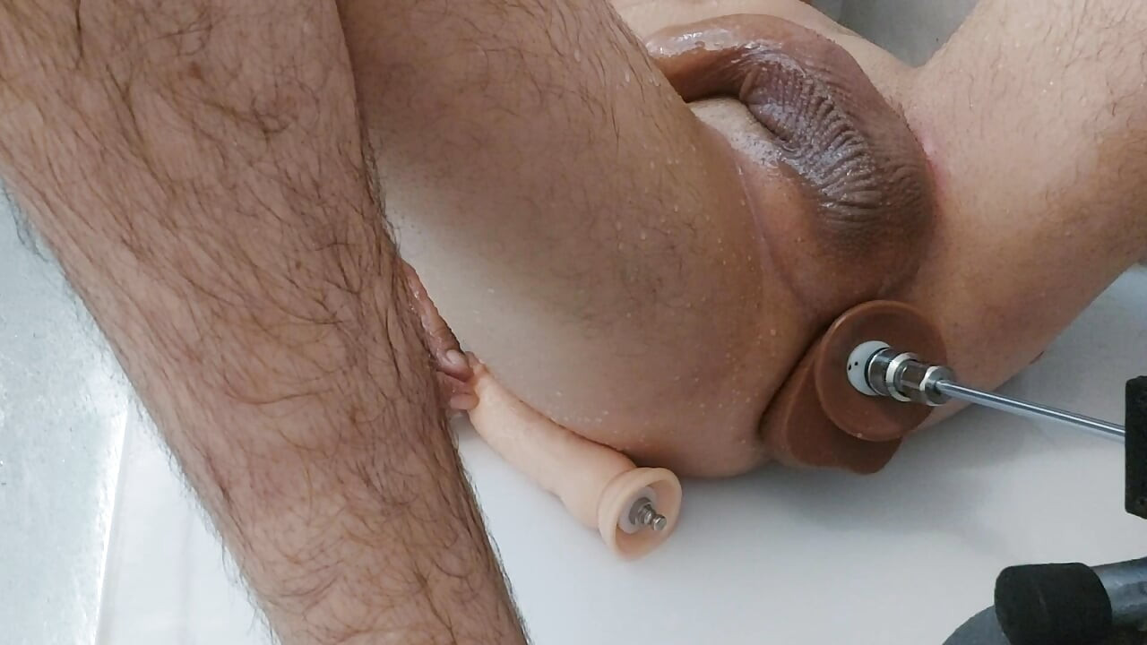 Je joue seul sous la douche anal gay fuckmachine