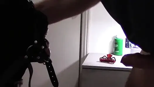 MILF ağız, halka gag ve devasa bir boğaz boşaltısıyla sikişme