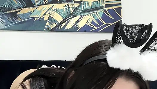 Junges osternhäschen-mädchen masturbiert auf dem bett