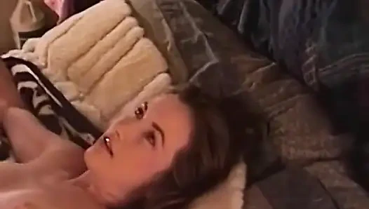 Cewek lesbian lagi asik muasin memeknya pakai mainan seks