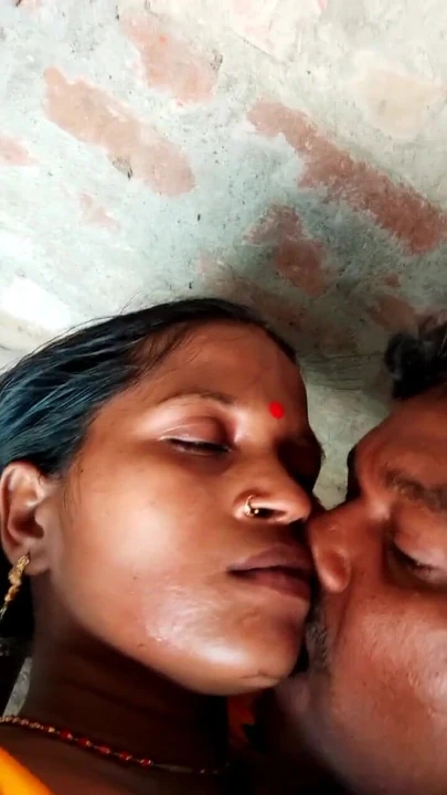 Must-see moment from "Haut Indian Desi Bhabhi Kissing"