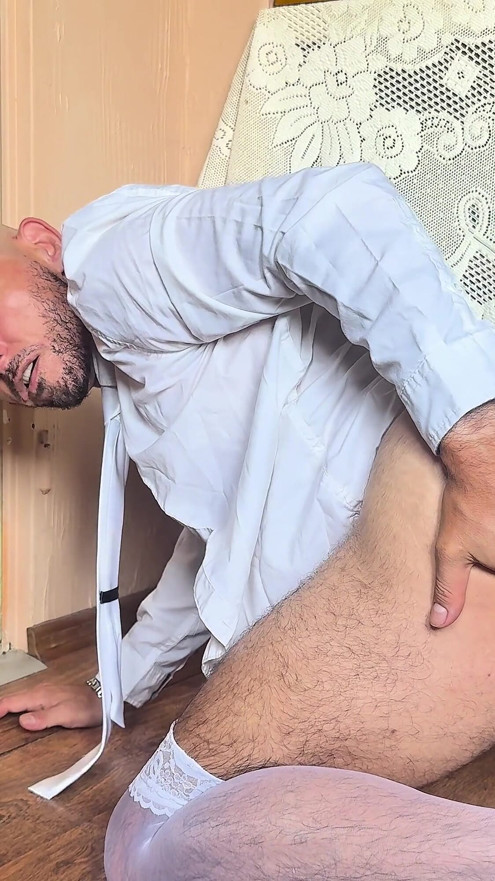 Transformation du marié en costume et cravate à la mariée tapette en bas blancs