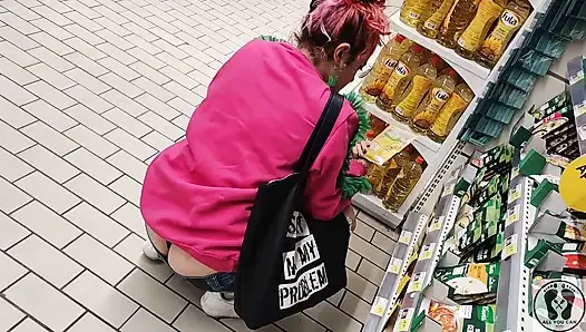 Rebeca addams si cewek sange dengan celana jins di supermarket