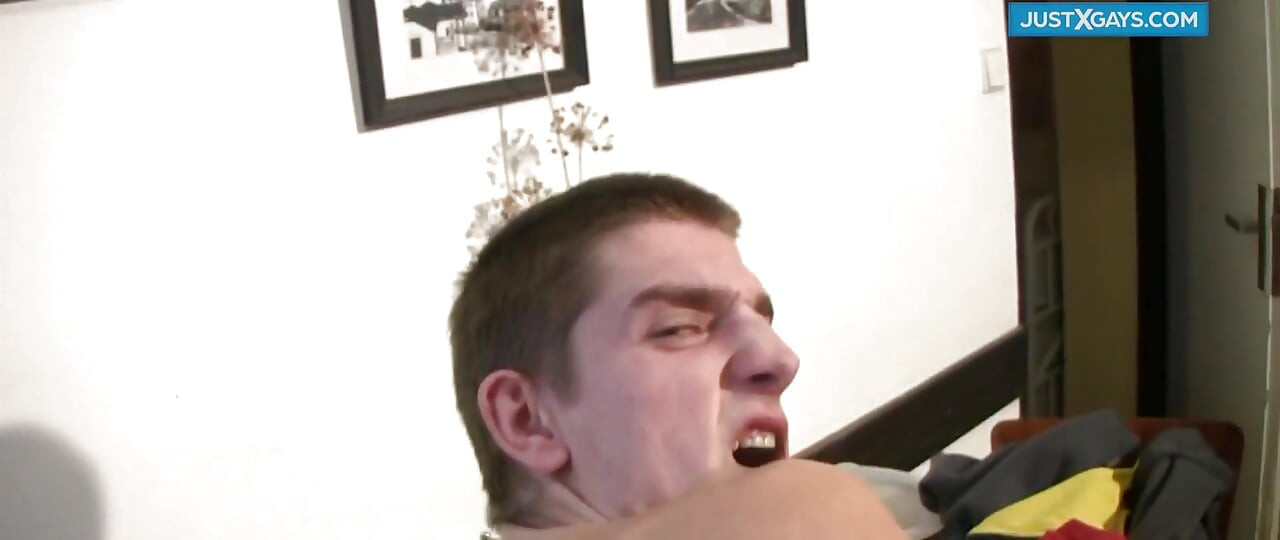 2 young men fuck and film each other