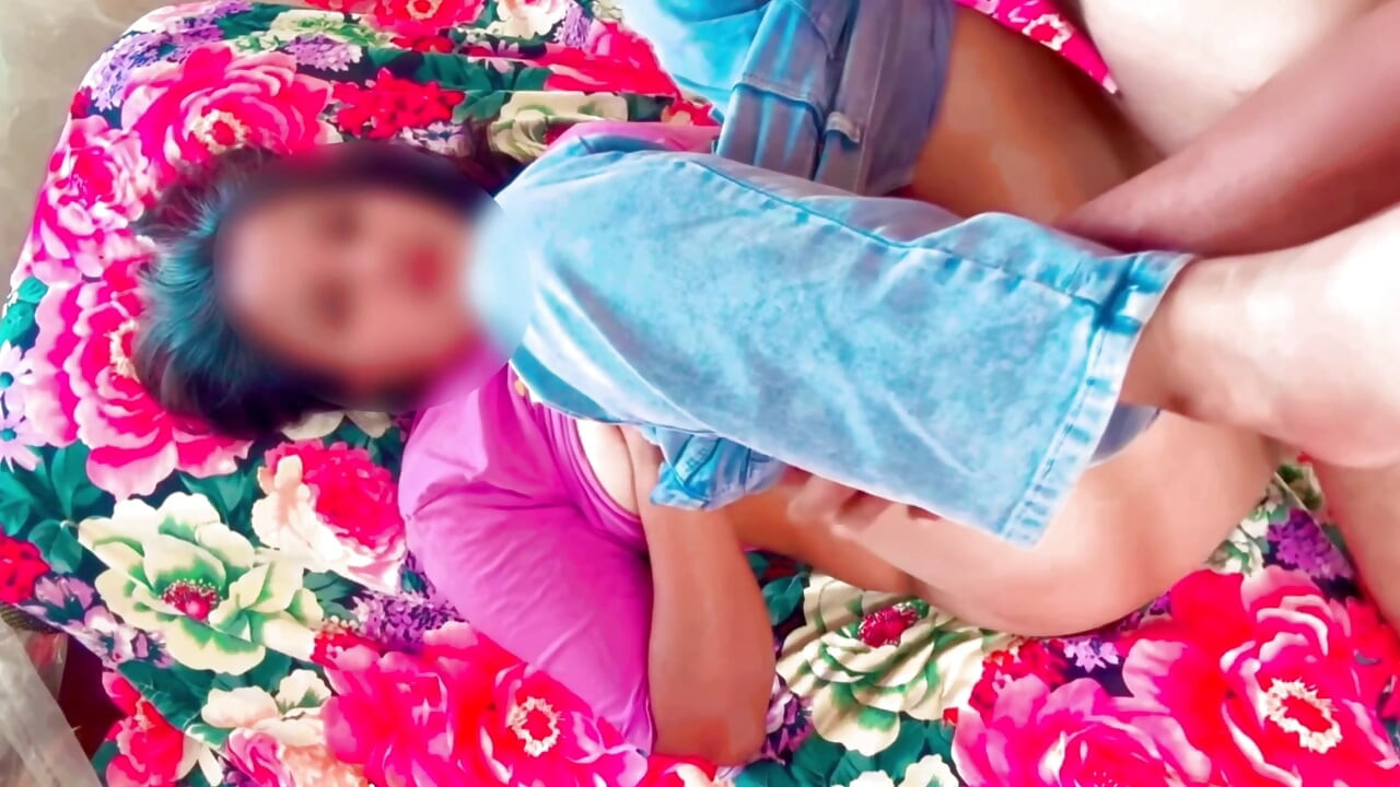 Hintli köylü fakir kız Soniya maaşını artırtığı için patronu tarafından sert sikişiyor güzel Hintli kız