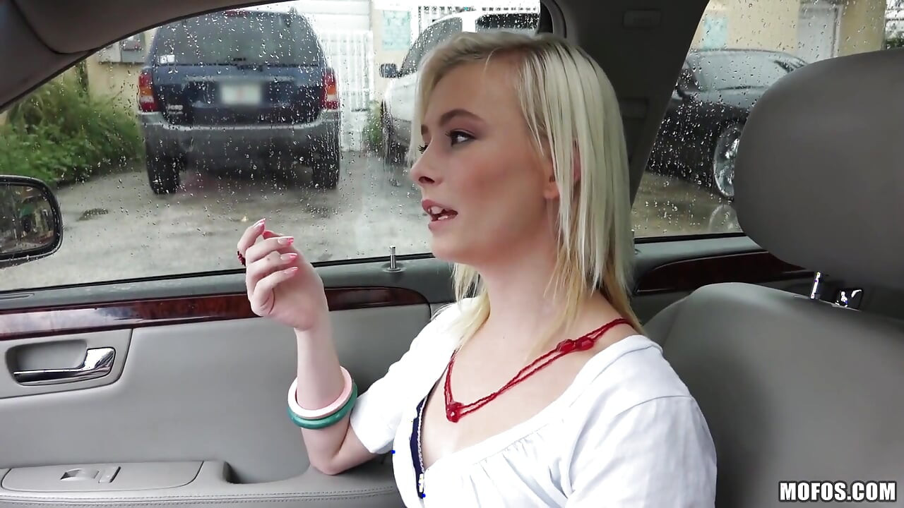 Stranded Teens - Petite Maddy Rose sente uma protuberância e dá a Tony um boquete antes de levar seu pau duro no carro