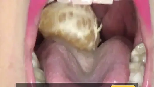 Ateşli eğlence büyük mandalina yutuyor