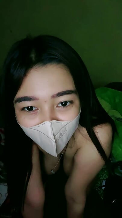 Arată pizda unei tinere indoneziene cu sâni mari care se masturbează până la orgasm