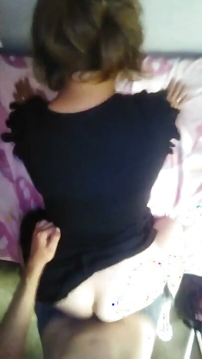 Fodendo na cama da minha meia-irmã enquanto eles estão fora