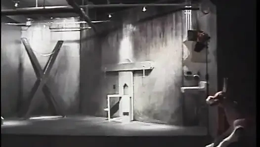 Горячая домина в коже с отличным телом ставит мужика в зажимы