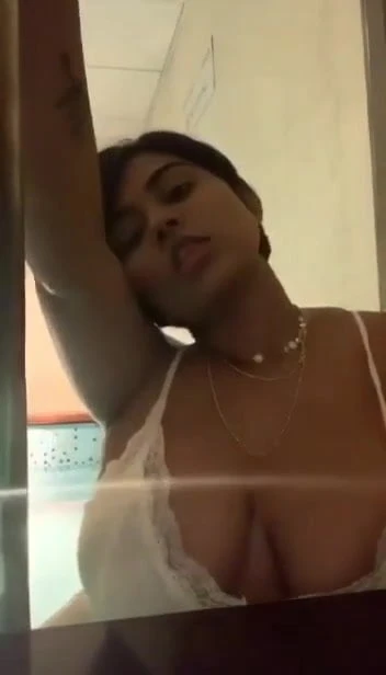 Indisches College-Amateur-Mädchen mit dicken Möpsen spielt mit ihren Titten