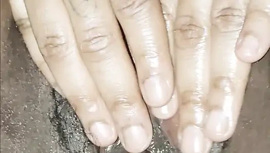 Поглаживаю ее киску дилдо!