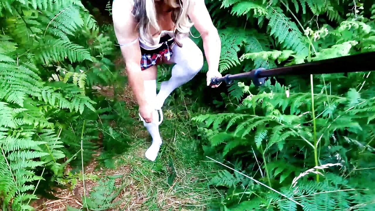 Kellycd2022 horny in the woods