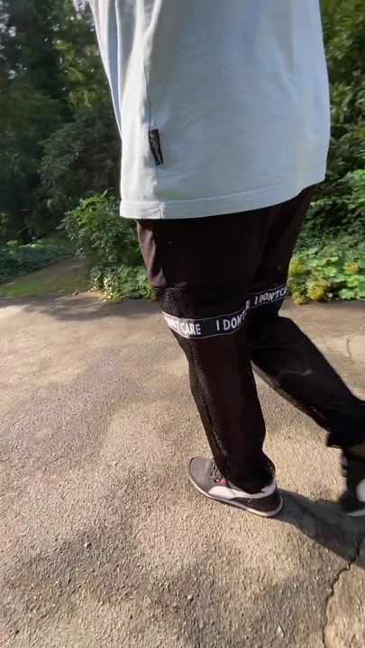 穿着新的运动裤和丝袜散步