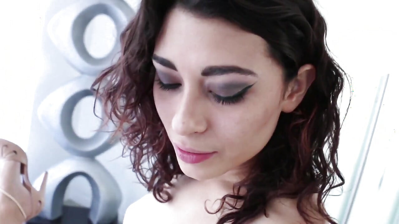 Ξανθιά χώνει το χέρι της στην κοπέλα της