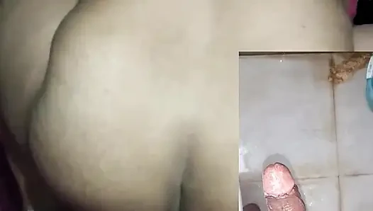 Hintli ev hanımı kocasına çok aç evli kadınla görüntülü görüşme yapıyor