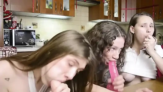 Pacar nakal nyepong seks threesome hot hot banget