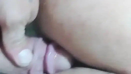 Моя соседка предлагает мне массаж и в конечном итоге трахается с моей задницей