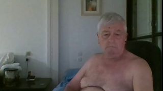 Un hombre mayor búlgaro solo