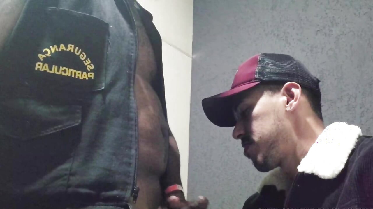 保安和他的鸭子躲起来