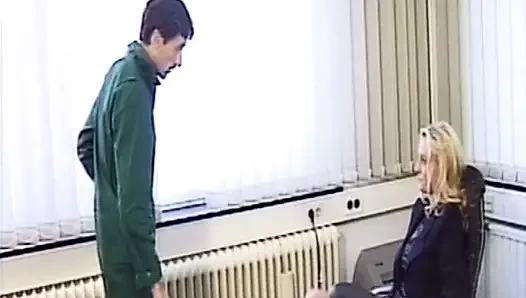 Sesi seks kasar cewek rambut pirang dengan toket besar ini dientot habis-habisan