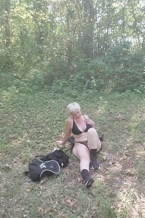 Op zoek naar een vreemde in het bos om geneukt te worden