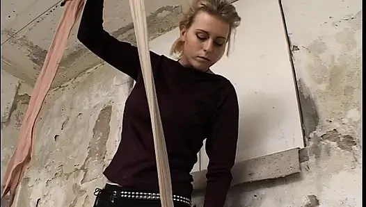 Sarışın bebeğin vahşi çamaşır odasında elle muamele ve orgazm