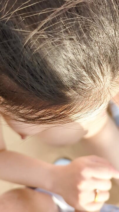 アジア系の女の子が屋外でセックスされ、砂漠で顔に精液を浴びせる!