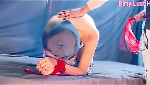 18+ девушка БДСМ, бондаж с веревкой, флоггер шлепанье всего тела, щекотка всего тела с флоггером