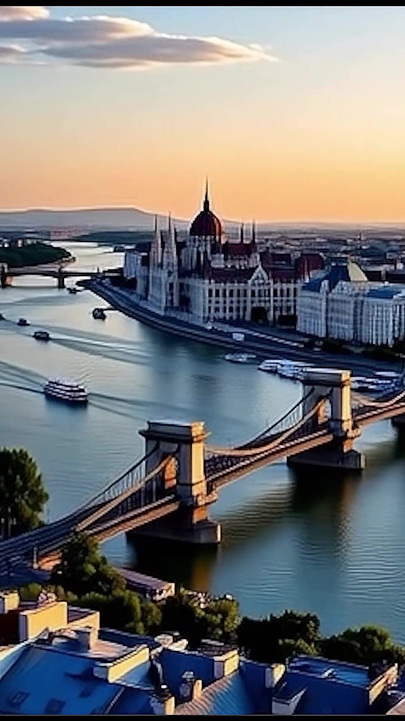 Akhir pekan dengan produser: kenikmatan anal dengan pirang dan berambut cokelat