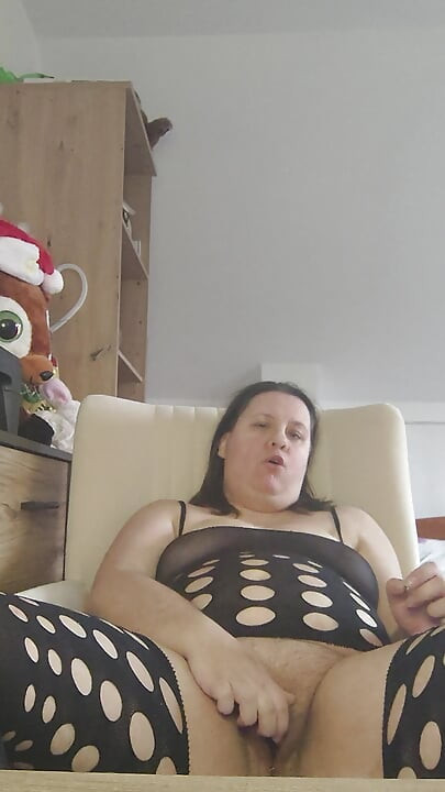 Seksi poshak men sundar phigar ki prastuti