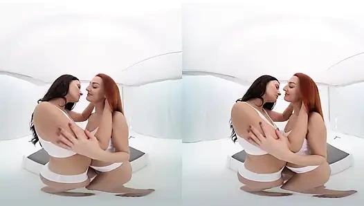 Лесбийское анальное приключение с дилдо с крошечной Tina - в VR