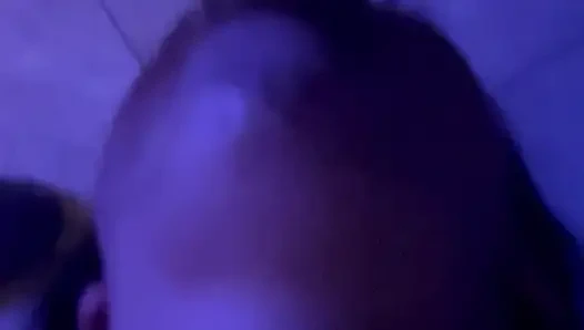 Cewek itu nyepong kontol besar itu