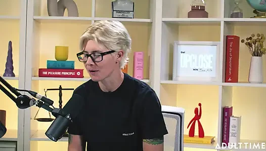 Khloe Kingsley kamerada fışkırtıyor ve kırmızı bayraklar | Adult Time Podcast
