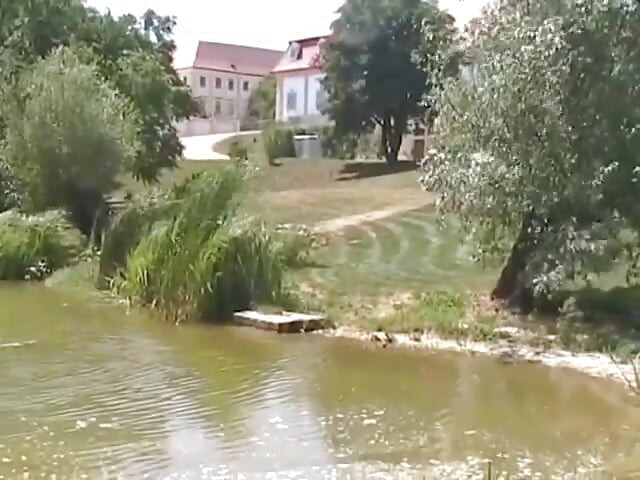 Blonde schlampe ausspioniert, während sie draußen pissen