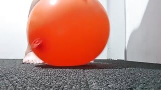 Mujeres chupando globos, pisoteando en globos