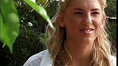 Όμορφο ξανθό κορίτσι γιορτάζει τα 18 ιωβηλαία χρόνια της ζεσταίνοντας το μουνί της πριν γαμηθεί με μεγαλύτερο άντρα