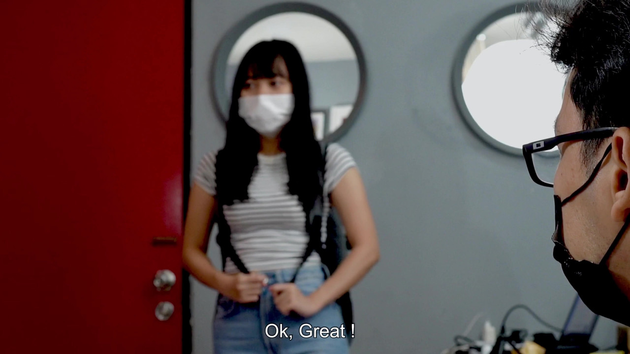 酒店老板晚上在他的房间里操了那个十几岁的女孩