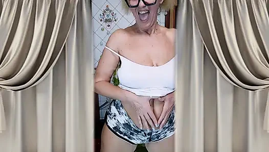 Ateşli ev hanımı Lukerya ev kıyafetleriyle flört ediyor ve çıplak ayaklarıyla baştan çıkarıyor.