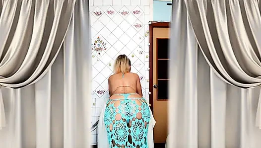 Lukerya forgot to close the door and now dreams that the man will appear.