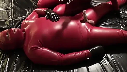 Danielle lateks dalam catsuit memiliki permainan masturbasi lateks dengan budaknya