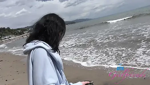 Selena: selena lagi asik nyepong kontol di pantai, nyepong kontol di pinggir pantai!
