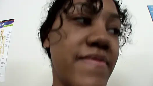 Cewek hot rambut cokelat dengan tubuh aduhai ini lagi asik dan gaya doggy habis-habisan