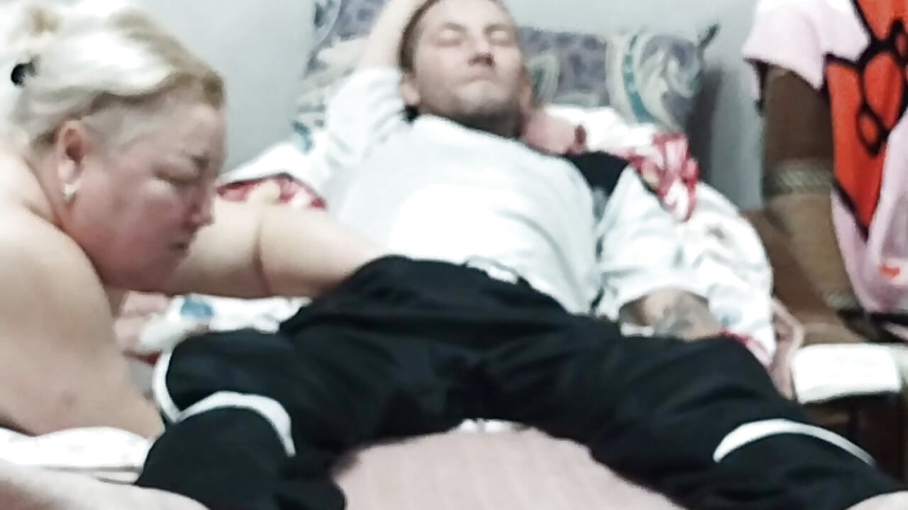 Vecina îmi suge pula cu gura ei până când ejaculez în gura ei