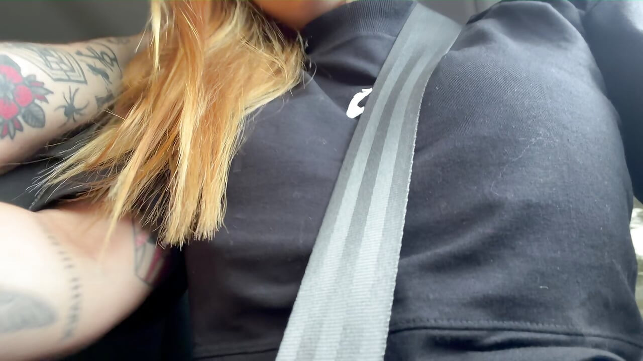 Die perfekte Freundin hat mir im Auto einen geblasen und die ganze Milch geschluckt