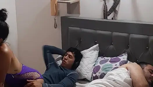 Ich ficke den freund meines freundes und bitte ihn, mich einzudringen