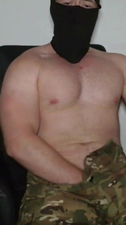 Soldat în uniformă tachinare el însuși live și te face să ejaculeze | Clipul 1